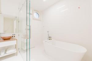 卡普里Palazzo M Capri的白色的浴室设有玻璃门淋浴