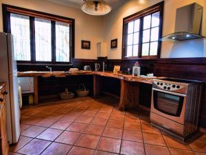 布里奇顿布里奇敦橡树巴恩木屋的一间带柜台和炉灶的厨房 顶部烤箱