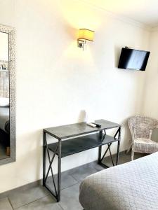 圣马迪拉莫卢马克斯酒店的一张桌子,一张桌子,一张位于一个房间,一张床铺和一面镜子