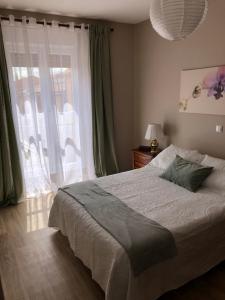 曼西利亚德拉斯穆拉斯Casa Belia的一间卧室设有一张床和一个大窗户