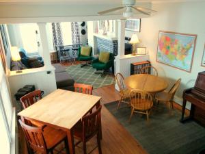 哥伦布七叶树旅行旅舍的客厅配有桌椅和沙发