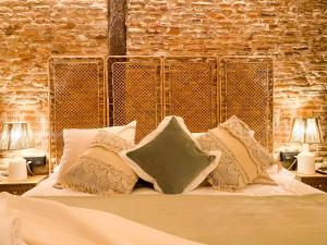 毕尔巴鄂Ribera AC by Staynnapartments的一间卧室配有一张带枕头的床和两盏灯。