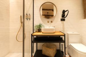 毕尔巴鄂Ribera AC by Staynnapartments的一间带水槽和淋浴的浴室