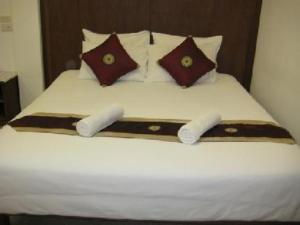 拉迈拉迈完美度假酒店的一张配有白色床单和枕头的大床