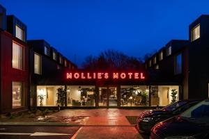 法灵登Mollie's Motel & Diner Oxfordshire的一座带有读到毛 ⁇ 动物的标志的建筑