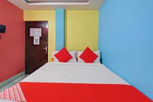 GauripurFlagship Continental Stays Near Netaji Subhash Chandra Bose International Airport的一间卧室设有一张红色和蓝色的墙壁床。