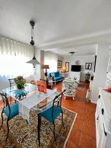 阿尔科巴萨Cocas House - Alcobaça的客厅配有桌子和蓝色椅子
