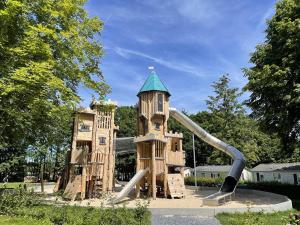 Heiderscheid福德格尔露营地及简易别墅公园的公园内的游乐场,带水滑梯