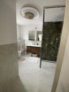 加尔米施-帕滕基兴Haus Spatzl的带淋浴和盥洗盆的浴室