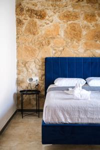 帕福斯Royal Stay Luxury Homes的一张蓝色的床,上面放着一只填充物的动物