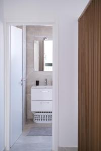 帕福斯Royal Stay Luxury Homes的浴室设有白色水槽和镜子