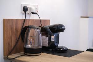 帕福斯Royal Stay Luxury Homes的咖啡壶旁边的柜台上的咖啡壶