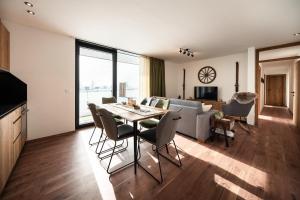 维尔德科格尔山麓布兰贝格Apartment GIDI und LISL的客厅配有桌椅和沙发