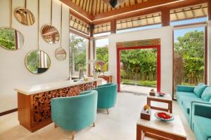 塞米亚克Aksari Villa Seminyak by Ini Vie Hospitality的客厅配有蓝色椅子和台面