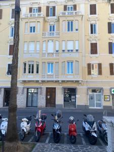 阿拉西奥Casa Celeste, bilocale nel pieno centro di Alassio的停在大楼前的一组摩托车