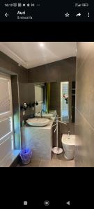 贝韦里诺VILLA DELLE ROSE CINQUE TERRE的一间带两个盥洗盆、浴缸和卫生间的浴室
