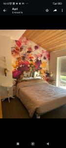贝韦里诺VILLA DELLE ROSE CINQUE TERRE的一间卧室配有一张壁画床