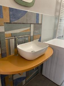 塞格拉泰L’appartamento di Mango e Pistacchio的浴室里桌子上的白色水槽