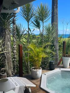 圣罗斯Indigo Palmes的棕榈树甲板上的热水浴池
