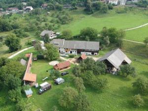 拉多夫吉卡Beehive cabin on a farm的空中景色,房子里停有汽车