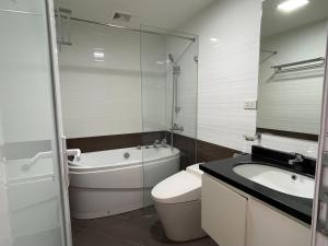 河内NINE HOUSING 92 Dao Tan的浴室配有卫生间、盥洗盆和浴缸。