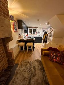 墨尔本Luxury 2 bed cottage in the centre of Melbourne的带沙发的客厅和厨房