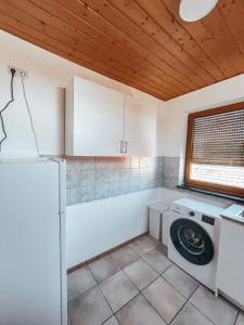 NeuhofenGranny Smith的厨房配有洗衣机和窗户。