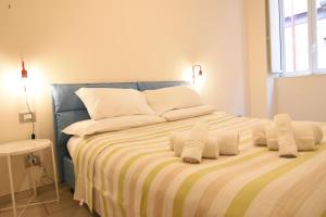 那不勒斯Casa Giolà的一张带黄色和白色条纹床单和枕头的床