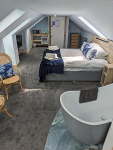 伯克顿Seals Bacton的一间卧室配有一张床和浴缸