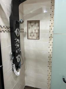 Saint AlbansDon cozy的浴室设有淋浴间和电话