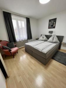 施奥弗灵Apartment 3 Gäste的一间卧室配有一张床和一把椅子
