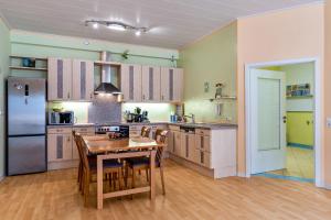 霍恩贝格Ferienhaus Brigitte的厨房配有桌椅和冰箱。
