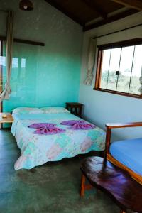 圣若热岛ninho da arara的一间卧室设有两张床和窗户。