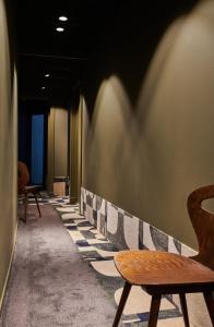 圣马洛卡地亚酒店的走廊上设有椅子,墙上有心