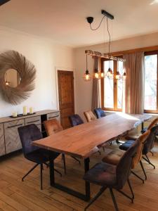 奥斯坦德Maison Nausikaa的用餐室配有大型木桌和椅子