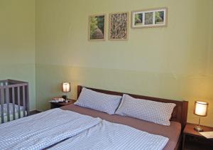 吕本Ferienwohnungen am Roten Nil的一间卧室设有两张床,墙上有两盏灯。