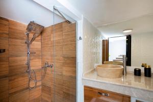Balçova8 Rooms House的带淋浴、水槽和浴缸的浴室
