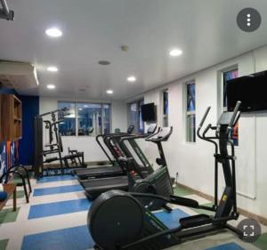马瑙斯#SENSACIONAL# PREMIUM HOTEL Manaus AM的一间健身房,里面配有数台跑步机和机器