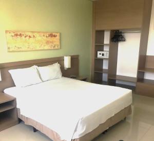 马瑙斯#SENSACIONAL# PREMIUM HOTEL Manaus AM的卧室配有一张白色大床