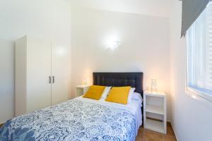 扎霍拉Apartamento Jibazahora Leo的一间卧室配有一张带黄色枕头的床和一扇窗户
