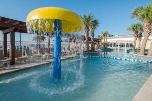 加尔维斯敦加多的海滨汽车旅馆的中央设有喷泉的游泳池