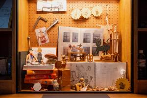 神户HOTEL ALGO的展示盒,里面装有一堆玩具和书籍