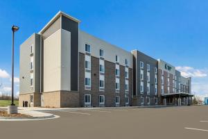 大急流城WoodSpring Suites Grand Rapids Kentwood的大楼前的一个空停车位