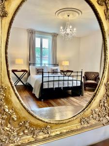 Mézières-sur-IssoireMaison Hirondelles Hôtes的一间卧室配有一张床和镜子