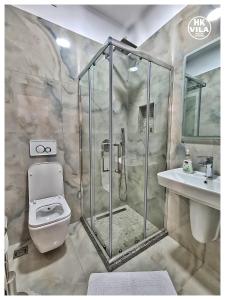 克鲁亚Vila HK的带淋浴、卫生间和盥洗盆的浴室