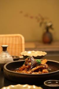 唐津洋阁日式旅馆的桌子上的一个黑盘食物