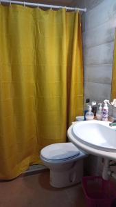 科森泰纳El Mirador"Venerable Escuder"的浴室设有黄色的淋浴帘和卫生间