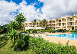 马里内拉Grand Hotel Selinunte的一座带游泳池和度假村的酒店