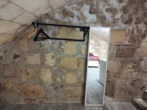 波尔多奥47号度假屋的一间设有镜子和石墙的房间