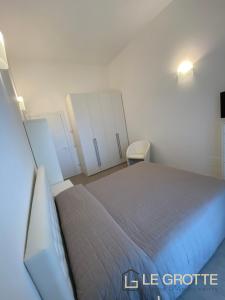 卡梅拉诺Tramonto - Le Grotte Rooms & Apartments的一间卧室配有一张床和两个衣柜